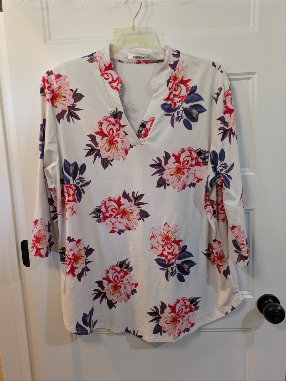 🔴 3/$15 Ceasikery White Floral V-Neck Tunic Top